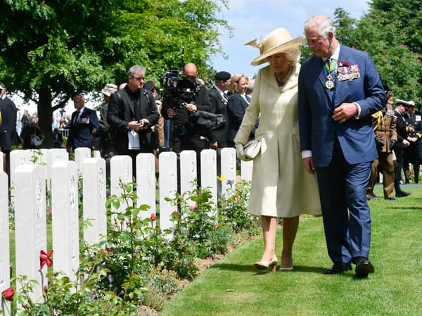 Charles et Camilla en visite au cimetière militaire du Commonwealth de Bayeux, en 2019.