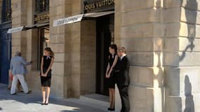 Louis Vuitton a fait son entrée lundi dans le club très fermé des joailliers de la place Vendôme pour prendre sa part d'un marché en forte croissance et poursuivre la construction de son image d'acteur du très grand luxe. /Photo prise le 2 juillet 2012/RE