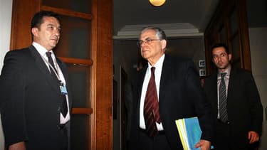 Le Premier ministre grec Lucas Papademos à son arrivée à un conseil des ministres à Athènes. Selon des responsables gouvernementaux, le gouvernement grec a approuvé vendredi soir un projet de loi engageant le pays dans les réformes exigées par l'Union eur