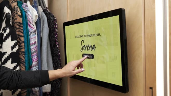 Dans les cabines, un écran tactile permet aux clients de sélectionner des modèles et tailles différentes Dans les cabines, un écran tactile permet aux clients de sélectionner des modèles et tailles différentes