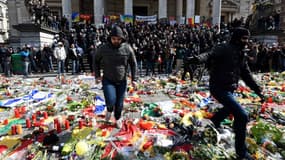 La manifestation place de la Bourse a Bruxelles est perturbée par de présumés militants d'extrême droite. Ils ont été évacués par la police antiémeute.