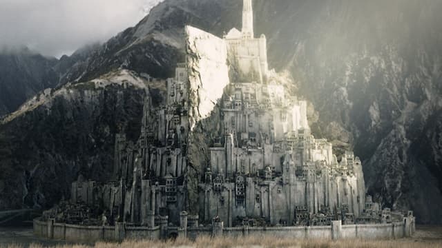 Dans la saga du Seigneur des Anneaux, J.R.R. Tolkien décrit avec forces détails la fière cité de Minas Tirith taillé dans la roche.