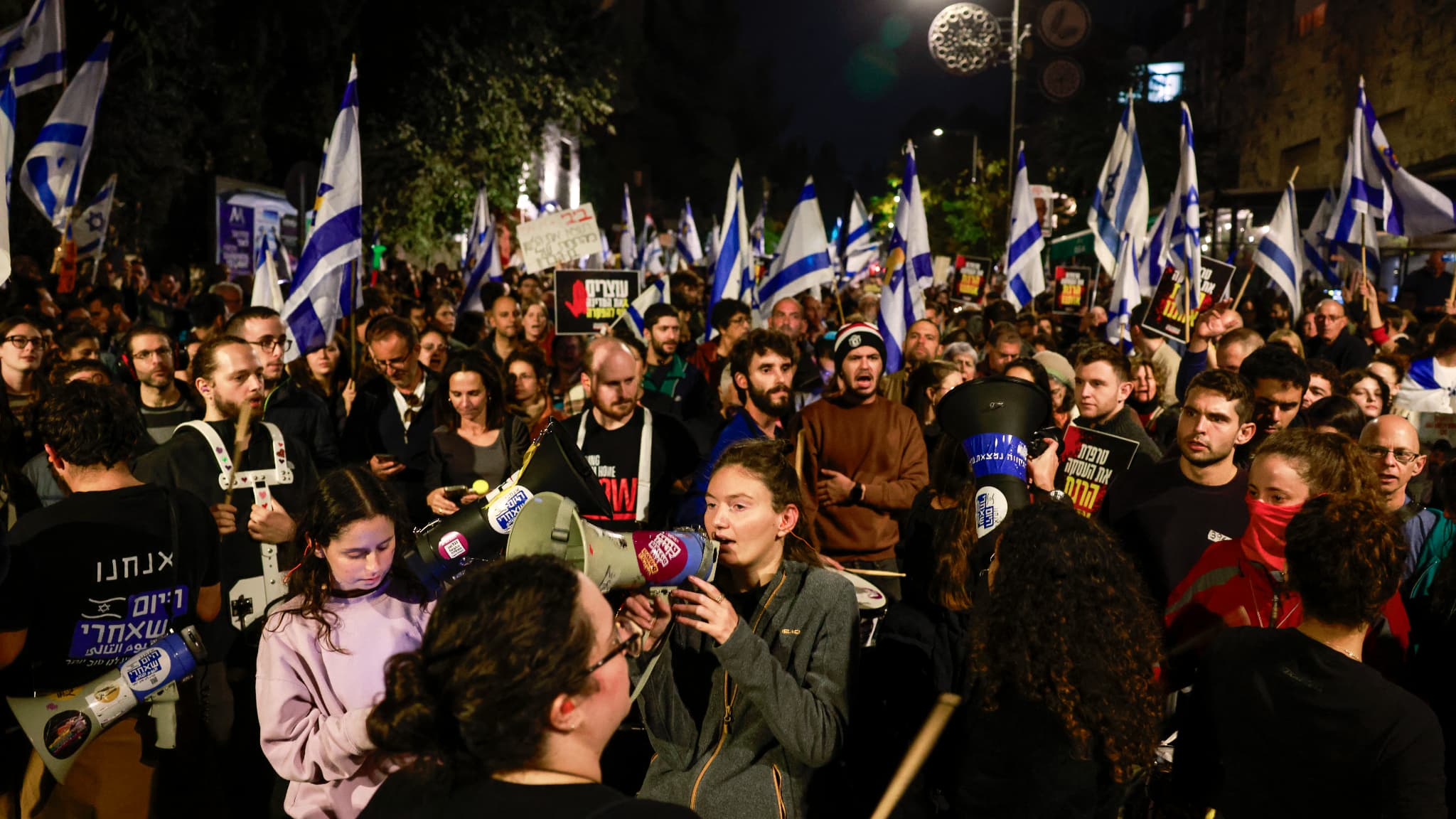 Des Israéliens manifestent devant la résidence du Premier ministre après le limogeage de son ministre de la Défense, le 5 novembre 2024 à Jérusalem. Des Israéliens manifestent devant la résidence du Premier ministre après le limogeage de son ministre de la Défense, le 5 novembre 2024 à Jérusalem.