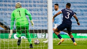 Riyad Mahrez devance Presnel Kimpembe et trompe Keylor Navas d'une frappe croisée
