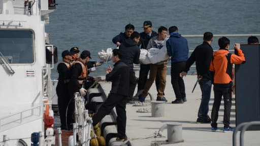 Un corps extrait du ferry naufragé en Corée du Sud, dimanche 20 avril.