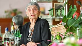 À plus de 100 ans, Marie-Louise Wirth travaille toujours dans son bar.