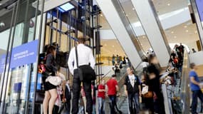 Des gens se tiennent dans le centre commercial "les Terrasses du Port" à Marseille.