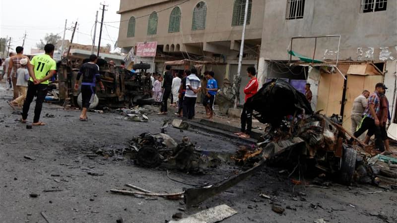 Sur les lieux d'un attentat dans le quartier de Kamaliya, à Bagdad. Une soixantaine de personnes ont été tuées dans une série d'attentats à la voiture piégée visant la communauté chiite lundi en Irak. /Photo prise le 20 mai 2013/REUTERS/Mohammed Ameen