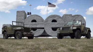 La Jeep Willys, à gauche, et un concept de Wrangler édition anniversaire, à droite.