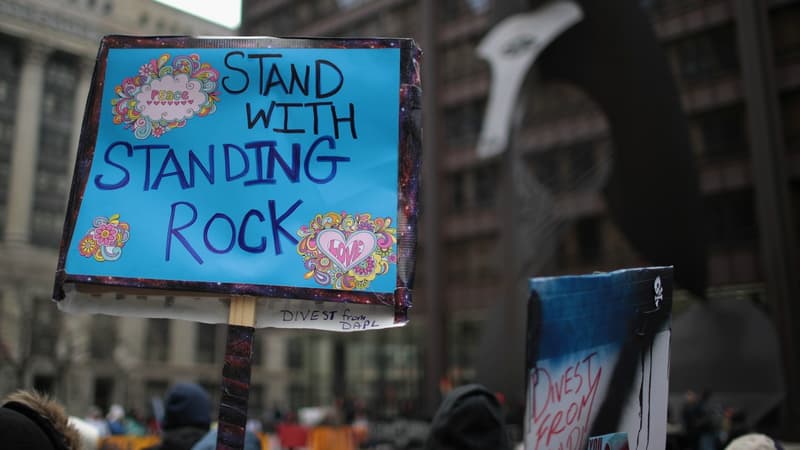 Un panneau dans une manifestation d'opposants à l'oléoduc.