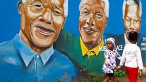 Des portraits de Mandela qui recouvrent les murs de Soweto