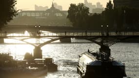 Un bateau-mouche sur la Seine, le 10 juillet 2017 à Paris près du Pont-Neuf