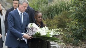 Le maire de New York Bill de Blasio et son épouse Chirlane McCray déposent le 6 novembre 2017 une gerbe en mémoire des personnes victimes de l'attentat sur une piste cyclable de la ville le 31 octobre