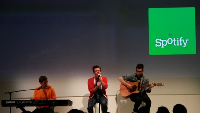Des investisseurs comme les fonds TPG, Dragoneer Investment et des clients de Goldman Sachs ont souscrit à la levée de fonds de Spotify.