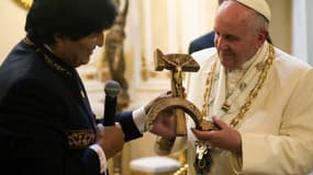 En 2015, le président bolivien Evo Morales avait offert au pape François, un crucifix formé d'une faucille et d'un marteau. 
