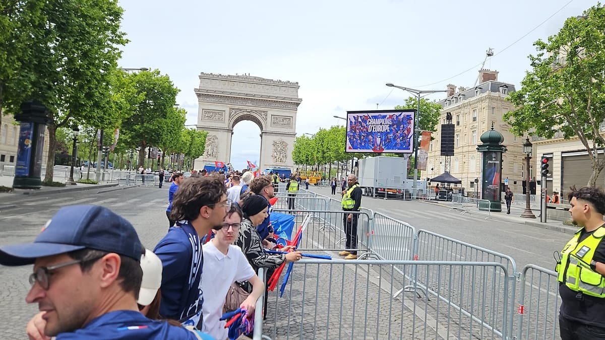 Le PSG vainqueur de la Ligue des champions - Les premiers supporters parisiens arrivent sur les Champs-Elysées, le 1er juin 2025