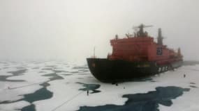 Le brise-glace russe à propulsion nucléaire "50 let Pobedy" (50 ans de la 
Victoire) au pôle Nord, le 18 août 2021