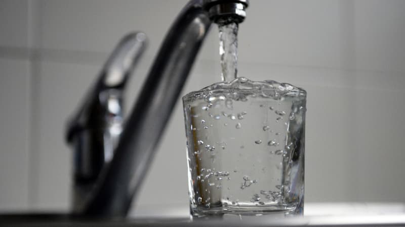 Un verre en train de se remplir d'eau du robinet. (Photo d'illustration)