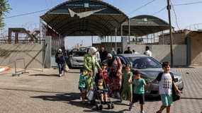 Des habitants de la bande de Gaza entrent dans le poste frontière de Rafah, avant de passer en Égypte, le 1er novembre 2023. 