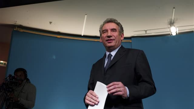 L'ex-candidat centriste François Bayrou demande dans une lettre à Nicolas Sarkozy et François Hollande des "mesures crédibles" pour le redressement financier de la France, jugeant leurs projets respectifs insoutenables économiquement. /Photo prise le 22 a