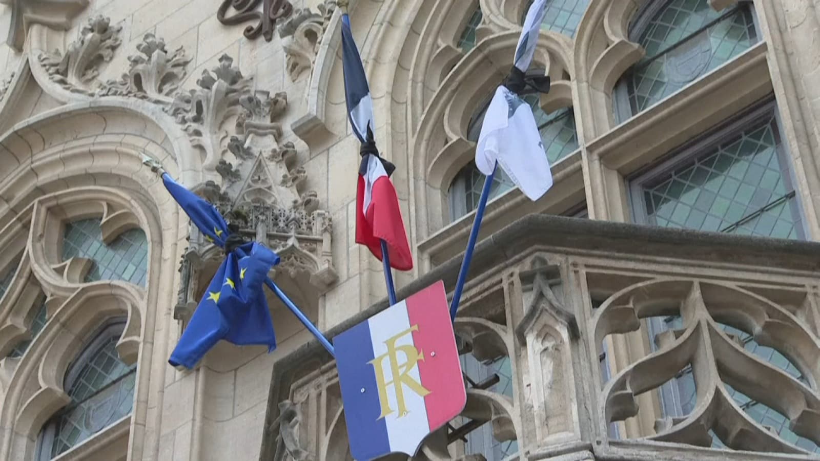 Les drapeaux en berne à la mairie d'Arras.