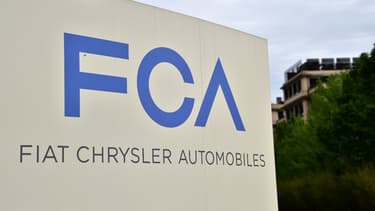 Logo Fiat Chrysler à l'entrée du siège à Turin, en avril 2015.