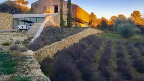 Cette maison se situe aux portes du Parc Naturel régional du Luberon.