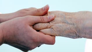 Deux personnes se tenant la main. Photo d'illustration