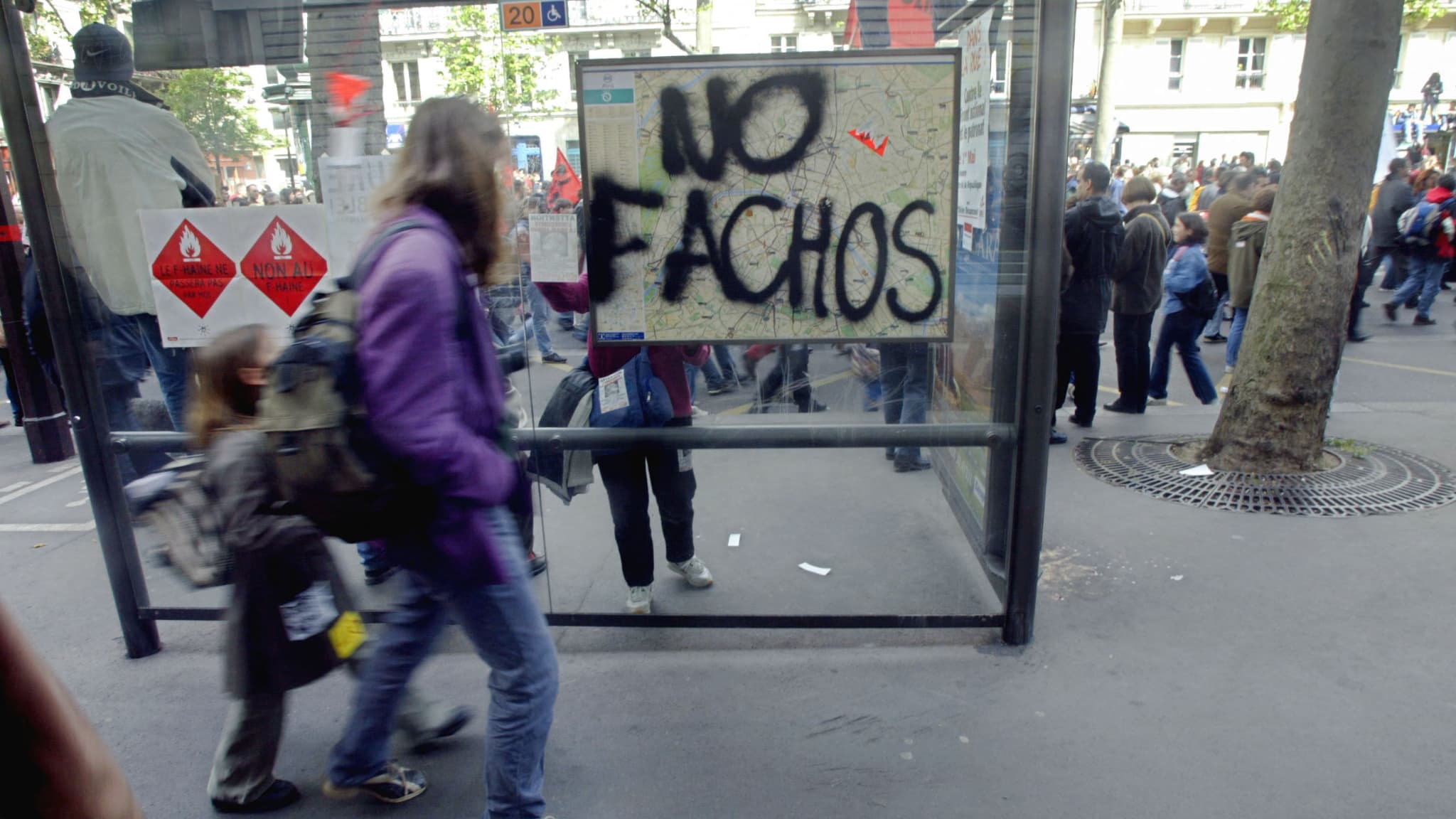 Une manifestation contre l'extrême droite à Paris, le 27 avril 2002, après la qualification de Jean-Marie Le Pen au second tour de l'élection présidentielle.