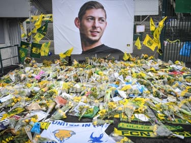 Des fleurs déposées devant le 8 février 2019 stade de la Beaujoire à Nantes en hommage à l'ancien attaquant du club Emiliano Sala mort dans un accident d'avion
