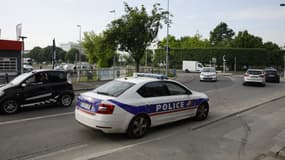 Cette photographie montre une voiture de police sur les lieux où un homme a été blessé par balle lors d'une opération policière la veille au soir, à Drancy, en banlieue parisienne, le 3 mai 2025. Un policier a également été blessé au dos après une chute.