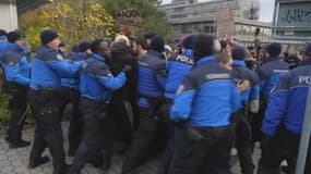 Des tensions éclatent entre des forces de l'ordre et des manifestants à l'université de Lausanne (Suisse) à l'occasion de la venue d'Emmanuel Macron, le 16 novembre 2023.