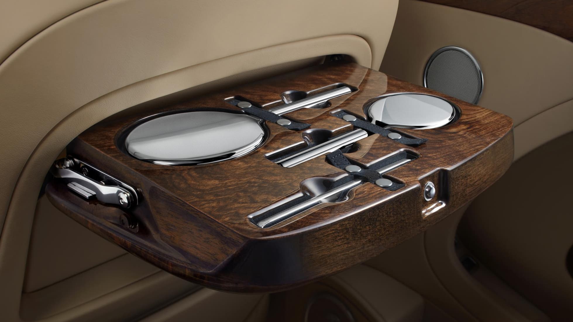 Bentley livre des accessoires de beauté en argent avec la Musanne First Edititon.