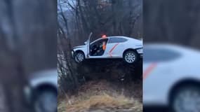 Un taxi a fini sa route dans un arbre à plus d'un mètre du sol ce lundi 11 décembre à Avançon. 