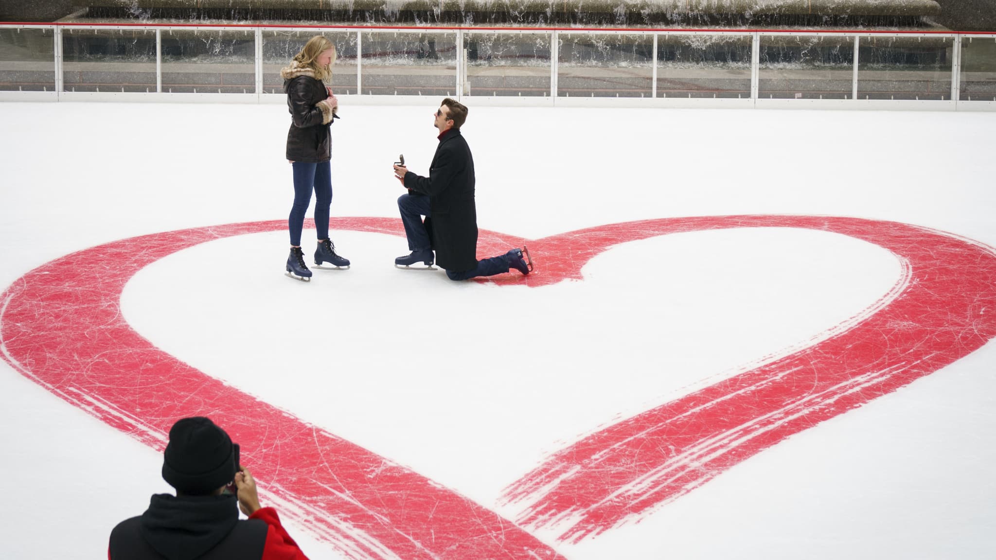 Un homme fait une demande en mariage publique sur une patinoire à New York (États-Unis), le 14 février 2018.