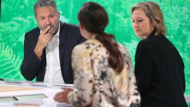 Bruce Toussaint, Roselyne Dubois et Ashley Chevalier sur le tournage de "2050: ouvrons les yeux", l'émission d'anticipation de BFMTV.