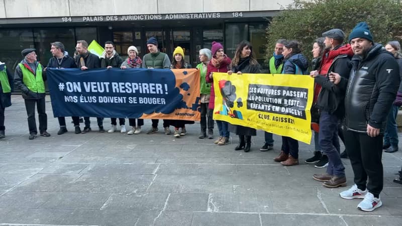 Les parents d'élèves se sont rassemblés devant le tribunal administratif de Lyon ce vendredi pour appuyer leurs revendications.