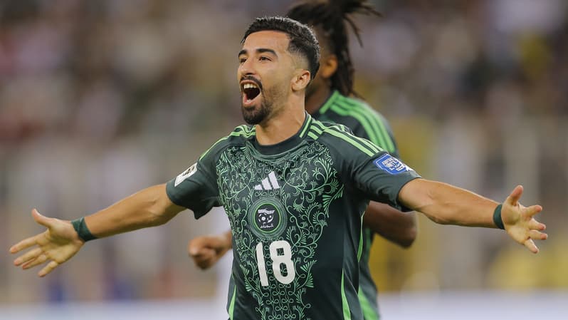 Mohamed Amoura célèbre un but avec l'Algérie