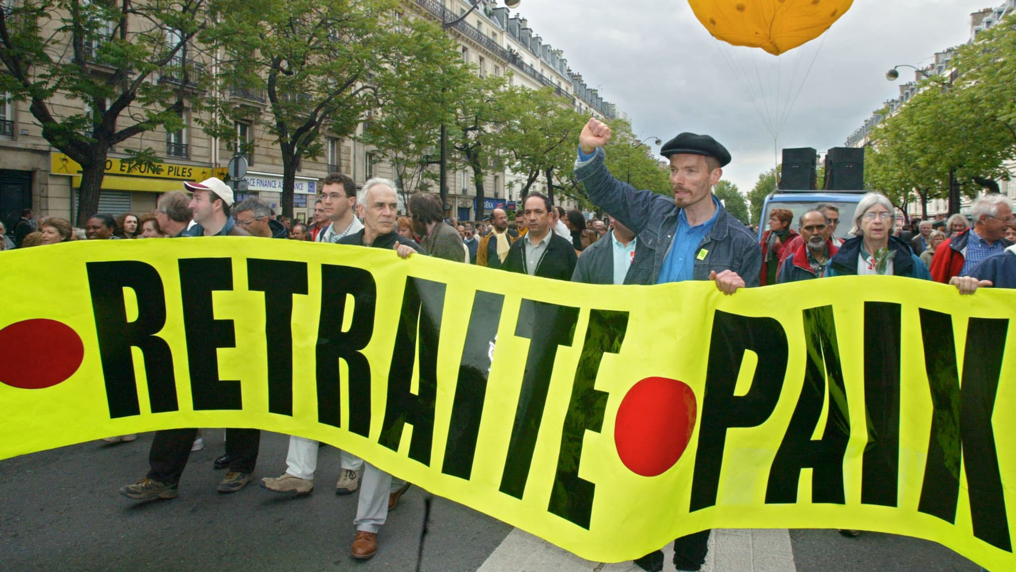 Des manifestants défilent à Paris, le 1er mai 2003.