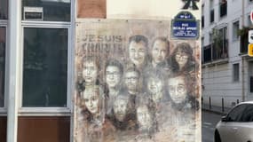 Les portraits des victimes de l'attentat de Charlie Hebdo perpétré le 7 janvier 2015, rue Nicolas-Appert dans le 11e arrondissement de Paris, près des anciens locaux de la rédaction satirique.