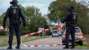 Policiers sécurisant une zone à la suite de l'attaque de la synagogue de la ville de Halle