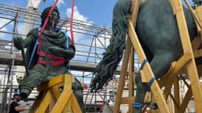 À Lyon, la statue de Louis XIV a été décrochée de son cheval pour rénovation sur la place Bellecour le 26 juillet 2023.