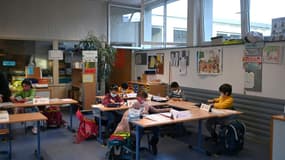 Des écoliers portent un masque de protection en classe dans une école primaire de Dortmund, le 22 février 2021 en Allemagne