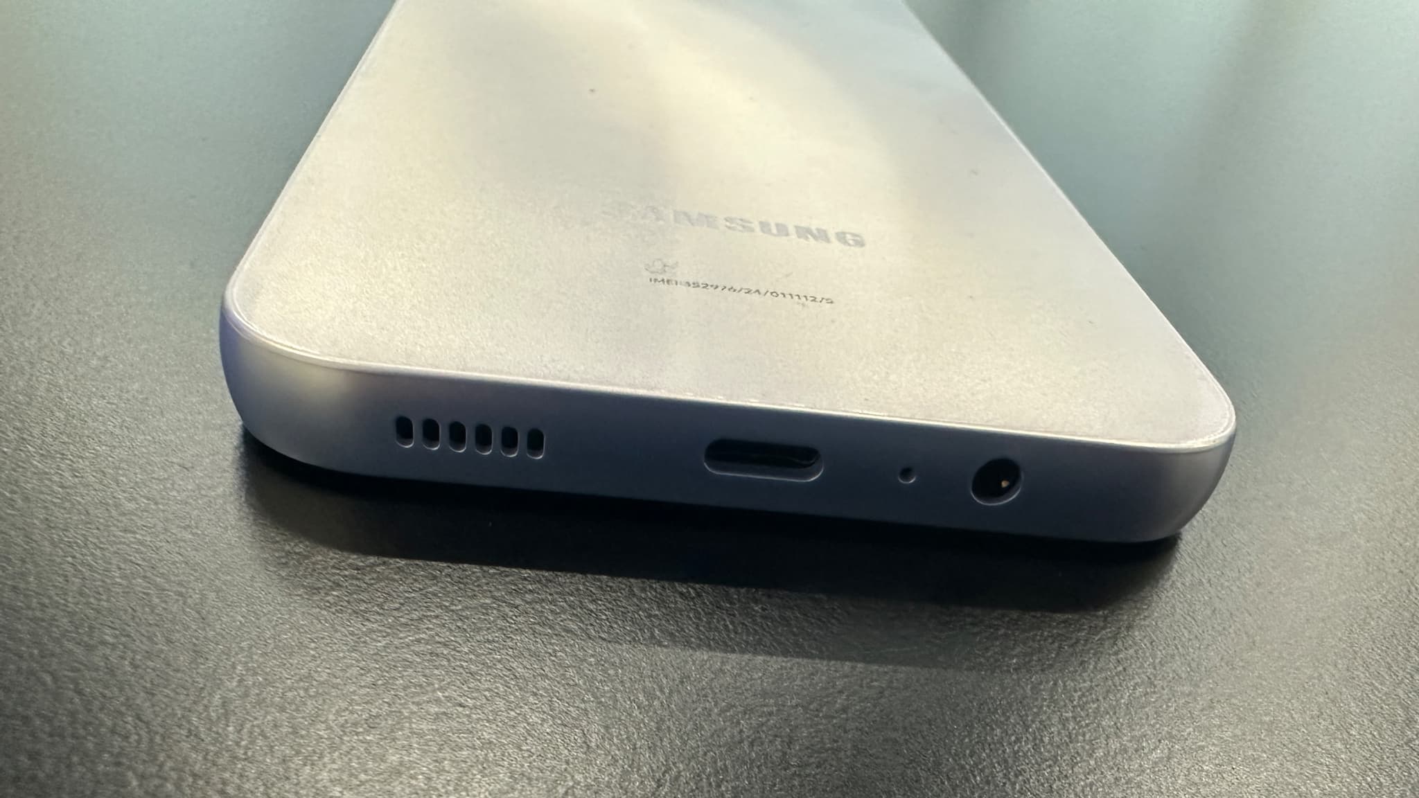 Le Galaxy A14 5G dispose toujours d'une prise jack pour brancher ses écouteurs