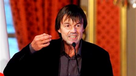 Le retrait de la Fondation Nicolas Hulot du Grenelle de l'environnement pour protester contre l'abandon de la taxe carbone a écorné les engagements verts du gouvernement, qui tente d'apaiser la bourrasque. /Photo d'archives/REUTERS/Patrick Kovarik/Pool