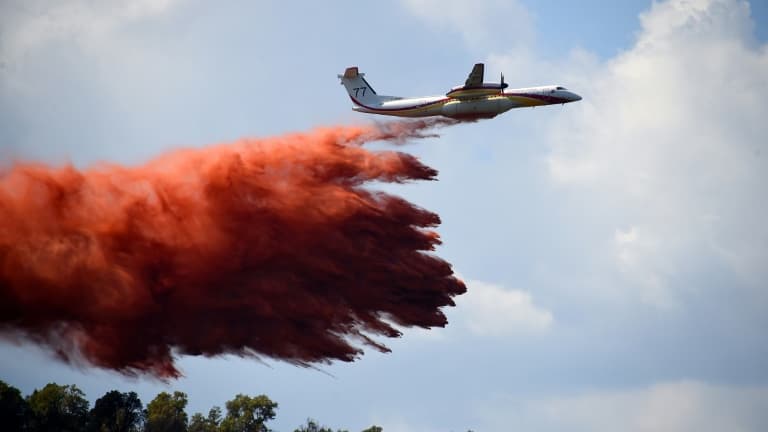 Un avion bombardier d'eau Dash 8-Q400MR largue du retardant à La Garde-Freinet, le 20 août 2021 dans le Var