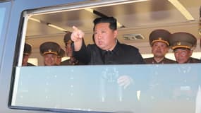 Cette photo non datée publiée par l'agence de presse officielle de la Corée du Nord, Korean Central News Agency (KCNA), le 17 avril 2022, montre le dirigeant nord-coréen Kim Jong Un observant le tir d'essai d'une arme tactique dans un lieu non divulgué en Corée du Nord