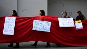 Des femmes défilent à Marseille en 2016. 