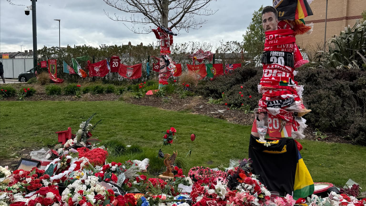Le mémorial en hommage à Diogo Jota, aux abords du stade d'Anfield, à Liverpool.
