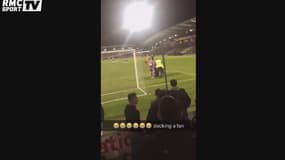 Coventry - Le gardien fait une prise de judo sur un supporter